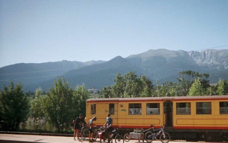 les-criques-de-porteil-notre-region-randonnee-TRAIN-JAUNE